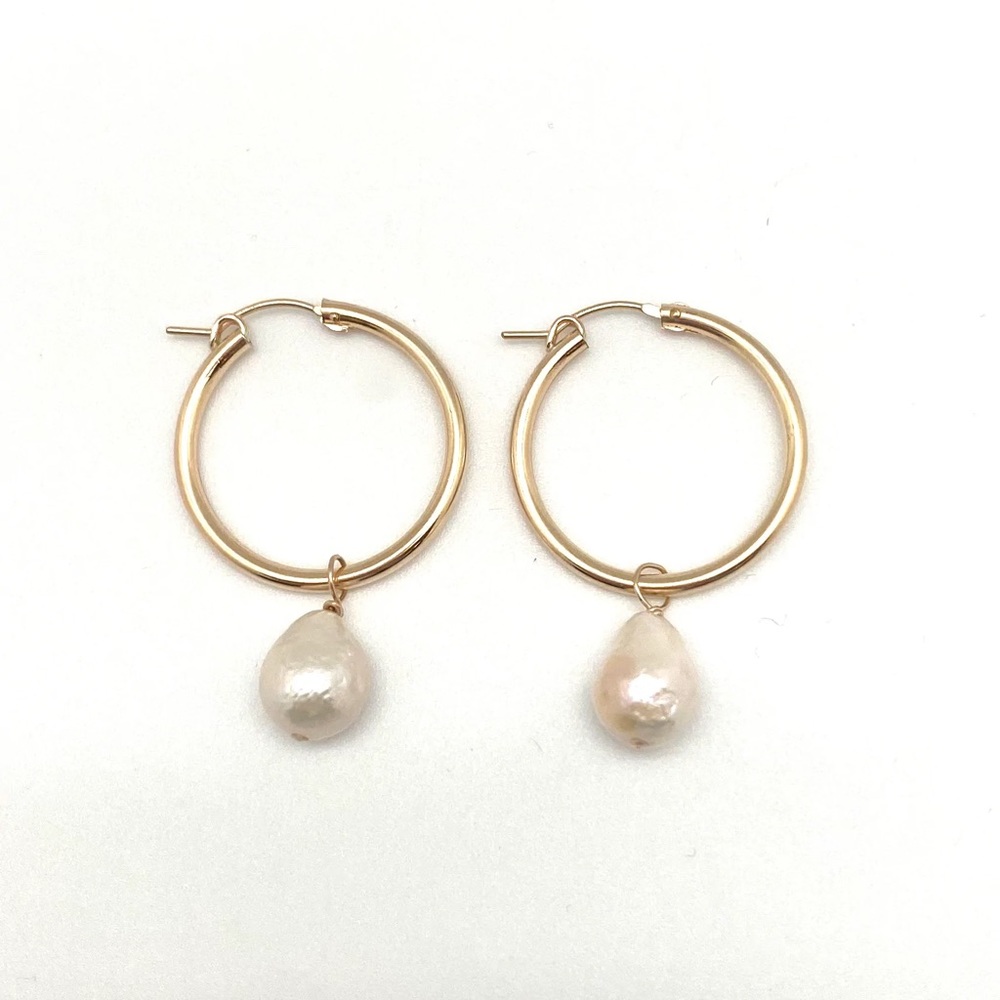NWOT in2 design Nina Pearl Hoop Earrings Gold/White